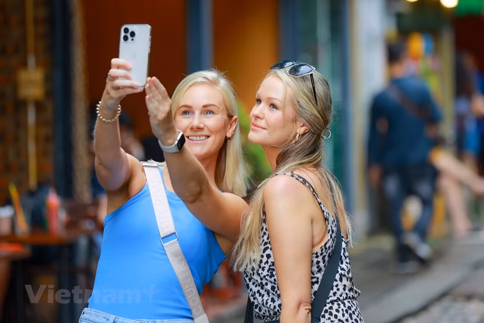 Le quartier attire à la fois le public vietnamien et étranger pour les raisons assez diverses. L’ancienneté, la modernité et l’interférence des cultures européenne et asiatique en font un lieu très parcouru par les amateurs d’images originales. Pour les Vietnamiens, c’est peut-être le dernier endroit où on peut « capter » un instant du passé. Plusieurs générations ont vécu la misère des années 1980. Face à la modernité effrénée, cette période leur manque. Pour les étrangers, c’est le désir d’exotisme qui les motive. La plupart des touristes viennent des pays développés où leur vie quotidienne est biberonnée par une foule de mesures de sécurité.