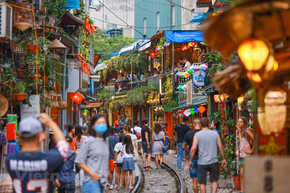Si la Thaïlande possède des voies ferrées au milieu des marchés, la Chine surprend tout le monde avec ses voies au sein d’un immeuble! Le Vietnam, lui, se distingue par une voie au cœur de certains quartiers résidentiels de sa capitale. Le chemin de fer du Nord du Vietnam a été construit par les Français au début du XXe siècle. Dans le centre de Hanoi, une voie passe au centre des quartiers résidentiels, frôlant les habitations. Dans la fameuse "rue du train", surnom de la ruelle 10 de la rue Diên Biên Phu, la vie se déroule tranquillement le long des rails; et le passage des imposantes locomotives n’importune guère le train-train quotidien des habitants.
