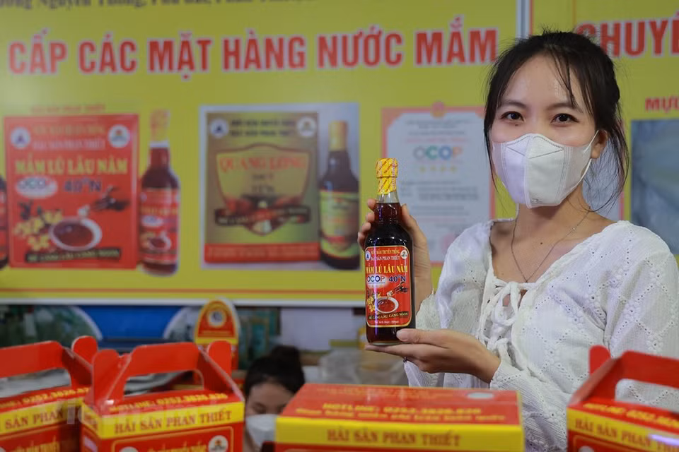 Le «nuoc mam» de Phan Thiêt est depuis longtemps connu dans tout le pays pour sa qualité. Et c’est d’ailleurs dans cette ville de la province côtière de Binh Thuân que se trouve le premier musée dédiée au «nuoc mam» du Vietnam. Ce musée est l’un des bâtiments construits sur un vaste secteur appelé ''Làng chài xua'' (littéralement Ancien village des pêcheurs) qui, s’étendant sur 10.000 ha, a nécessité un investissement total de 100 milliards de dôngs (4,72 millions de dollars). Les travaux ont commencé en 2017 et se sont achevés fin mai 2019. En visitant le musée sur une superficie de près de 2.000 m2, on comprend mieux l’histoire du village de pêcheurs de Phan Thiet sur plus de 300 ans. Il y a donc longtemps que la fameuse sauce est présente aux repas des Vietnamiens…