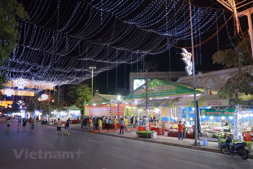 La Semaine des produits OCOP (“À chaque commune, son produit”) de Hanoï 2022 s’est ouverte dans la soirée du 27 septembre au Centre de la culture, de l’information et des sports du district de Thanh Tri. Organisé par le Bureau de coordination du Programme d'édification de la Nouvelle ruralité de la capitale, l’événement vise à promouvoir le commerce, à accélérer le développement de l'économie rurale sur la base du renforcement de l'application des technologies numériques et de la promotion de l'économie circulaire, à favoriser l'augmentation des revenus et l'amélioration de la vie des habitants, selon Nguyên Ngoc Son, directeur adjoint du Service municipal de l’Agriculture et du Développement rural.