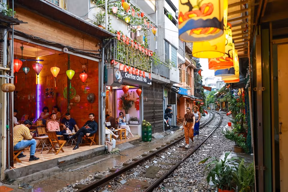 La rue du train à Hanoi était un site méconnu sur la carte touristique du pays. Grâce à la magie des réseaux sociaux, l’endroit est devenu soudainement un phénomène médiatique. Appelé littéralement « quartier de la voie ferrée » en vietnamien, ses habitations sont en fait assez récentes. Dans les années 1970, l’État a repris le système ferroviaire initié par les Français à l’époque coloniale. Pour faciliter le travail des employés de la compagnie du chemin de fer, on leur a accordé des logements à proximité de la gare centrale. Les familles de cheminots constituaient ainsi le noyau de la communauté d’alors.