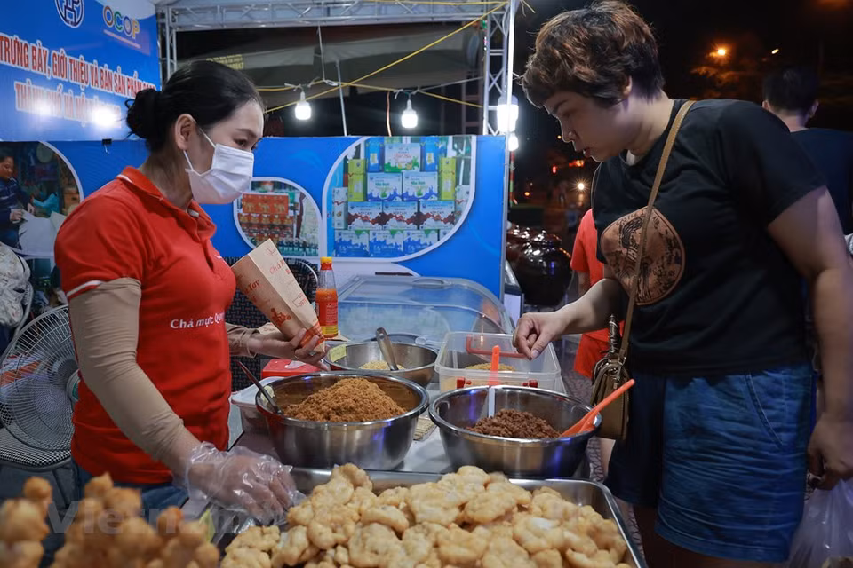 Le «cha muc», une spécialité de la baie de Ha Long, province de Quang Ninh (Nord), est présent à l’événement. Le «cha muc» ravit les Vietnamiens avec ses croquettes de calmar ou de seiche, mélangées à de la viande de porc. Il est réputé pour faire partie des dix meilleurs mets vietnamiens, selon une liste publiée par le Livre des records d’Asie en 2013. Le «cha muc» est une galette frite faite à partir d’une pâte de calmar ou de seiche, mélangée avec de la viande de porc. Il est très populaire dans plusieurs villes et provinces. Mais celui de Ha Long est le plus apprécié des Vietnamiens pour sa finesse sur le plan gustatif.