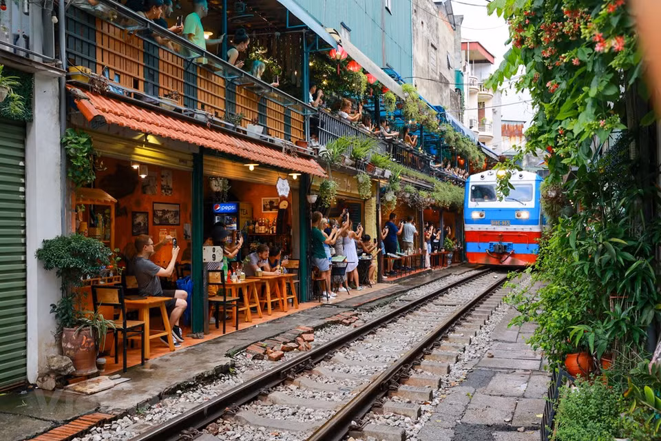 Cette "rue", de 4 à 5 mètres de large, est bordée de maisons et de magasins collés les uns contre les autres. Ce qui la rend si spéciale, c’est la vie des habitants. Ils vivent sur les rails, y font la cuisine, s’y reposent parfois, y laissent leurs enfants jouer... Ils se sont adaptés aux horaires des trains. Chaque fois que l’un d’entre eux arrive, ils se préviennent mutuellement, mettent de côté les choses proches des voies, et attendent patiemment qu’il soit passé. Une habitude quotidienne auquel tout le monde s’est adaptée. Cette rue a un côté romantique qui n’a pas échappé aux jeunes vietnamiens passionnés de photographie.
