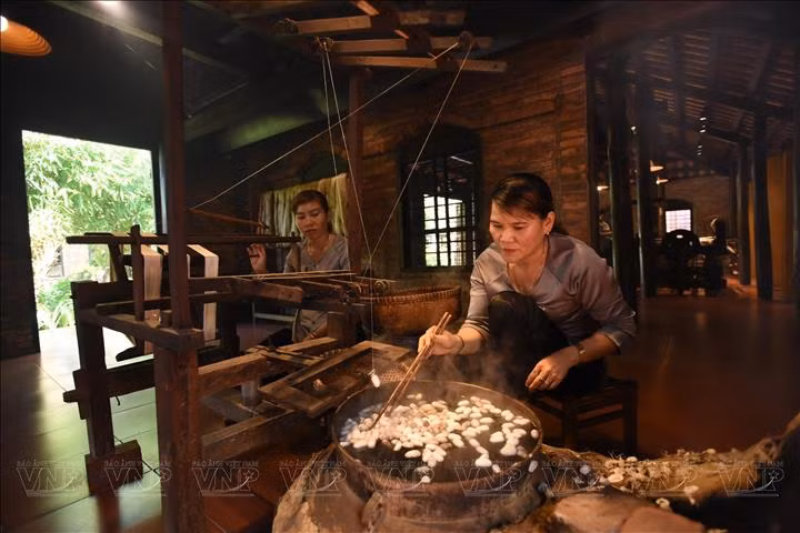 Quang Nam possède un célèbre artisanat traditionnel de tissage de la soie.