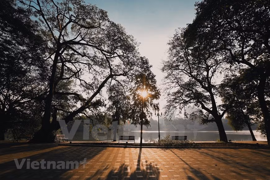 En se promenant autour du lac Hoàn Kiêm (ou lac de l’Epée restituée), au centre-ville, l’ambiance paisible et romantique est saisissante, notamment quand la surface du lac se recouvre d’une fine brume. La beauté cachée de la capitale millénaire est une source d’inspiration intarissable pour les poètes et les écrivains et reste gravée à jamais dans la mémoire des Hanoïens émigrés loin de leur pays ancestral. Le lac Hoàn Kiêm, vestige de l’ancienne rivière Nhi Hà, est un site pittoresque de la capitale vietnamienne, entouré des rues Hàng Khay, Lê Thái Tô et Dinh Tiên Hoàng. À la fin du XIXe siècle, le lac fut choisi par les Français comme centre du processus de planification de la ville. Photo: VietnamPlus