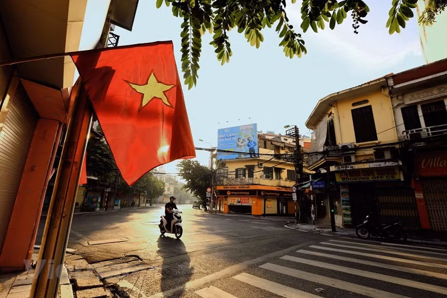 Un coin de la rue Hang Gai à 07h00 du matin. L'automne n'est pas seulement le meilleur mois pour voyager, mais aussi un moment idéal pour prendre des photos des paysages, de la vie, des rues et des habitants de Hanoï. L'une des principales choses à soutenir pour de belles photos est le beau temps. Le soleil n'est pas trop brillant, donc tous les jours sont presque bons pour la photographie. L'automne de Hanoï fait que beaucoup de gens s'en vont pour se souvenir et les invités qui visitent Hanoï ont hâte d'y revenir bientôt. Même les gens qui vivent au cœur de la ville se disent de profiter de ces meilleures journées de l’année. Photo: VietnamPlus