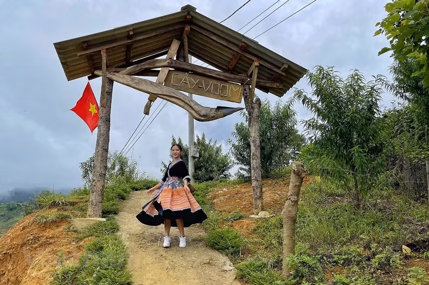 Une fille en costume traditionnel des femmes Mong pose pour une photo à une porte en forme de charrue à Sin Suoi Ho. Les femmes du village portent et tissent encore aujourd'hui des vêtements traditionnels en lin. Avec des ressources naturelles et humaines riches et diverses, Sin Suoi Ho s'est avéré être un pôle d'attraction pour les touristes nationaux et étrangers. Bien que la localité ait commencé à s'engager dans le tourisme il y a quelques années à peine, cet endroit est devenu un point lumineux pour le tourisme communautaire dans la province de Lai Chau grâce à l'attitude méthodique, consciente et professionnelle des résidents locaux. Photo : VietnamPlus