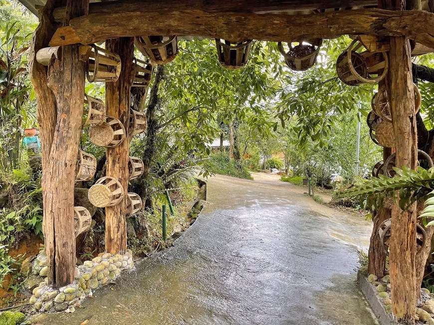 Grâce à leur créativité, les habitants de Sin Suoi Ho utilisent les matériaux respectueux de l'environnement disponibles dans leur vie quotidienne pour construire des portes spéciales pour leurs maisons. En visitant le village, les touristes seront surpris par les maisons en bois et en pisé à l'architecture typique de la minorité ethnique Mong. Le point culminant unique de ces maisons est une clôture en pierre bordée à la main qui les entoure. Le village est également attrayant pour les vacanciers grâce à sa riche vie culturelle et spirituelle qui comprend de charmantes chansons d'amour et les sons “khèn” (orgue à bouche) du peuple Mong. En outre, l'artisanat traditionnel tel que la broderie de brocart et le dessin à la cire d'abeille sur tissu est également maintenu de nos jours. Photo : VietnamPlus