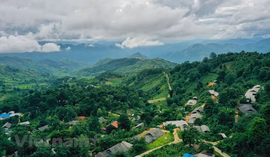 À environ 30 km de la ville de Lai Chau, capitale de la province montagneuse du même nom, Sin Suoi Ho, un village touristique communautaire du district de Phong Tho, est situé à près de 1.500 mètres d'altitude et bénéficie d'air frais et d'un temps frais toute l'année. Dans la langue ethnique Mong, Sin Suoi Ho signifie "source d'or". En y mettant le pied à tout moment de l'année, les visiteurs peuvent tous profiter de paysages pittoresques et explorer les coutumes traditionnelles du peuple Mong qui ont été maintenues pendant des générations. Sin Suoi Ho est désormais un point lumineux dans le développement du tourisme communautaire, qui a contribué à améliorer considérablement le niveau de vie de la population locale. Photo : VietnamPlus