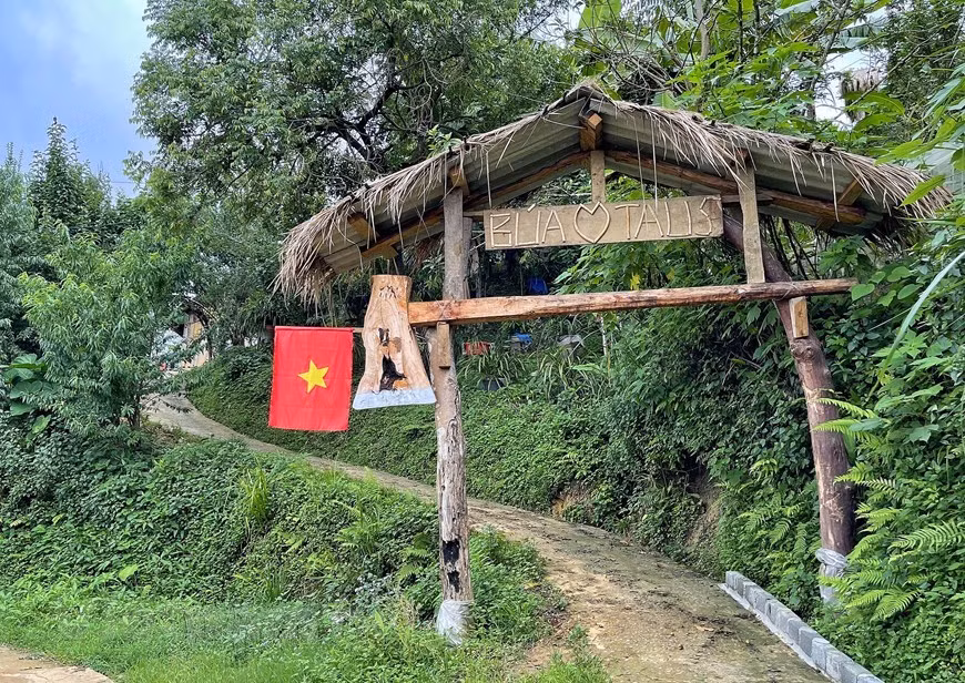 Un portail avec sa barre horizontale en forme de hache. Bénéficiant d'un attrait particulier pour les touristes nationaux et étrangers, le village de Sin Suoi Ho est doté de paysages magnifiques, d'air frais et d'un climat frais toute l'année, inoubliables pour tous ceux qui ont eu la chance de mettre les pieds ici. Les données montrent qu'au 31 décembre 2018, la province de Lai Chau abritait 19.320 ménages ethniques Mong avec 106.090 personnes, soit 23,51% de la population locale. Ils vivent dans huit localités de niveau district de la province. Le district de Phong Tho, où se trouve le village de Sin Suoi Ho, comptait le deuxième plus grand nombre de Mong - plus de 21.360 dans 3.950 ménages. Photo : VietnamPlus