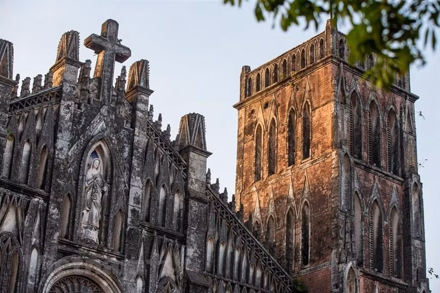Le clocher de l'église fait 27 m de hauteur et suspend quatre grandes cloches avec tonalité Do - Mi - Sol – Do dont la plus lourde pèse près de 2,5 tonnes . 