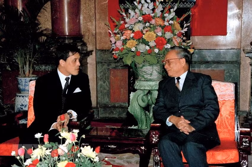 Le président du Vietnam, Le Duc Anh (droite) reçut le 15 novembre 1992, le prince héritier thaïlandais Maha Vajiralongkorn en visite d’Etat au Vietnam