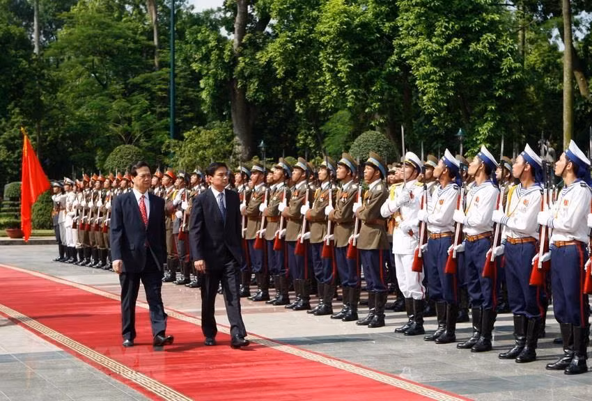 Le Premier ministre Nguyen Tan Dung (gauche) présida le 10 juillet 2009 la cérémonie d’accueil en faveur de son homologue thaïlandais Abhisit Vejjajiva, en visite officielle au Vietnam