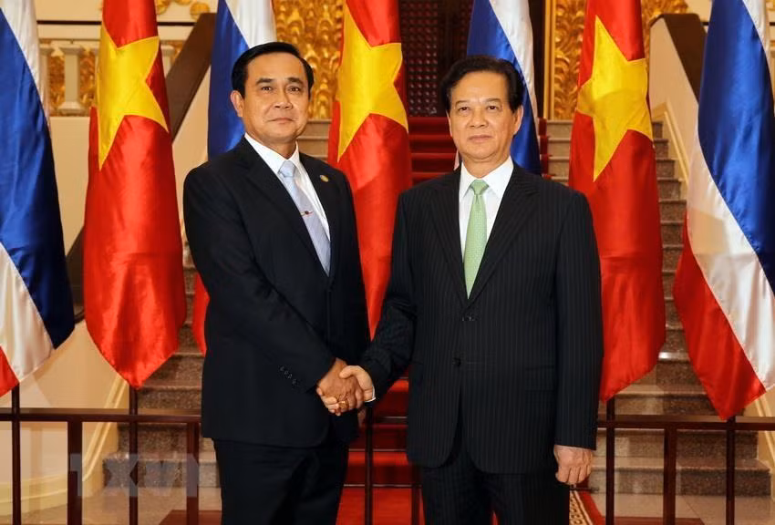 Le Premier ministre Nguyen Tan Dung reçut son homologue thaïlandais Prayuth Chan-ocha, en visite officielle les 27 et 28 novembre 2014 au Vietnam. 