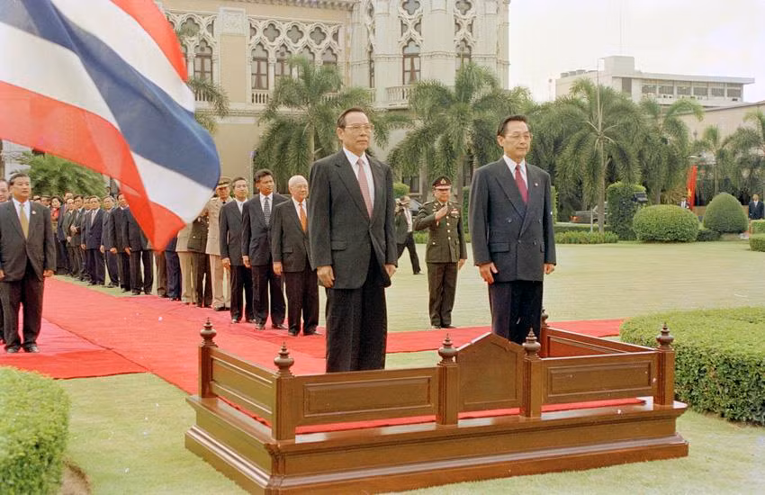 Le Premier ministre thaïlandais Chuan Leekpai présida la cérémonie d’accueil en faveur de son homologue vietnamien Phan Van Khai, en visite officielle du 9 au 12 mai 2000 en Thaïlande