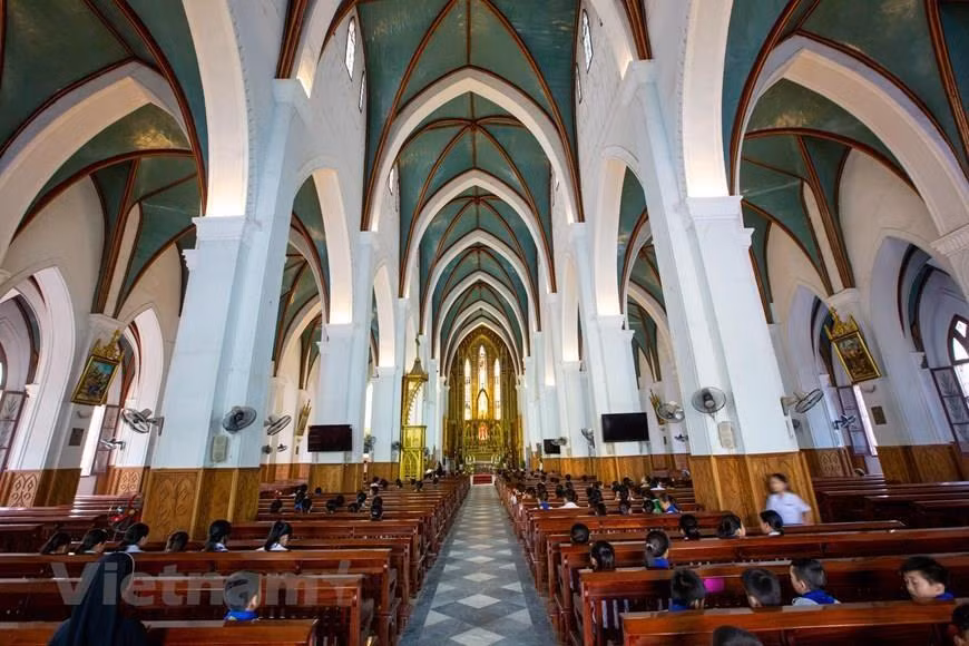 L’église fait 67 m de longueur, 23 m de hauteur et 31 m de largeur. Elle comprend quatre rangées de colonnes, cinq lobes pouvant accueillir de 4.000 à 5.000 personnes 