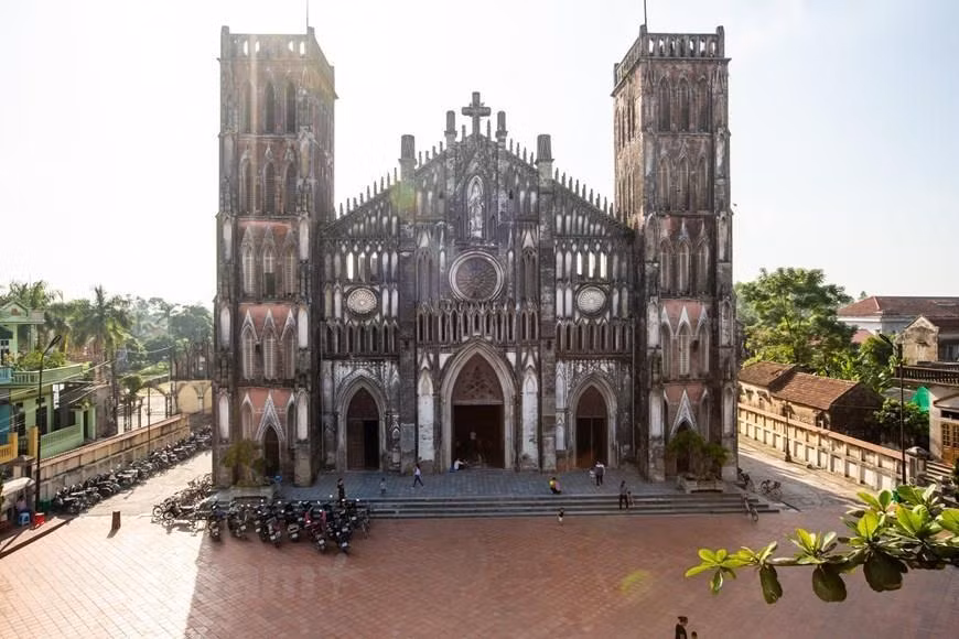 La basilique de l'Immaculée-Conception So Kien est située dans la ville de Kien Khe, district de Thanh Liem, province de Ha Nam, à environ 60 km au Sud de Hanoï. 