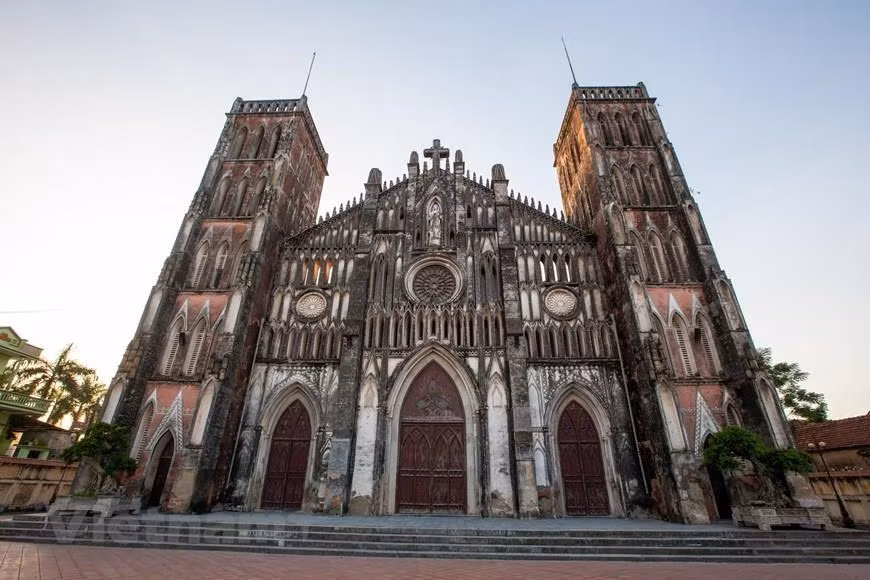 Le complexe de la basilique So Kien présente un style gothique typique, comprenant une église principale, une maison de l'évêque et un séminaire 