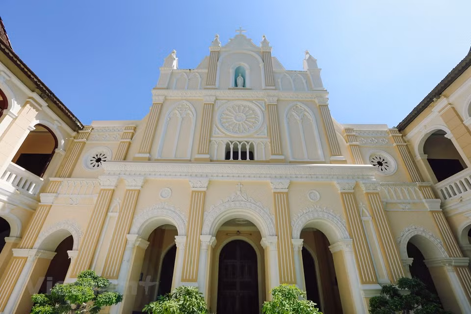 Au fil des siècles, avec de nombreux hauts et bas, l’église de Lang Song a pu conserver son ancienne beauté. Les touristes peuvent encore admirer les escaliers en bois, les encadrements de portes sculptés de la façade et l'autel. Photo: VietnamPlus