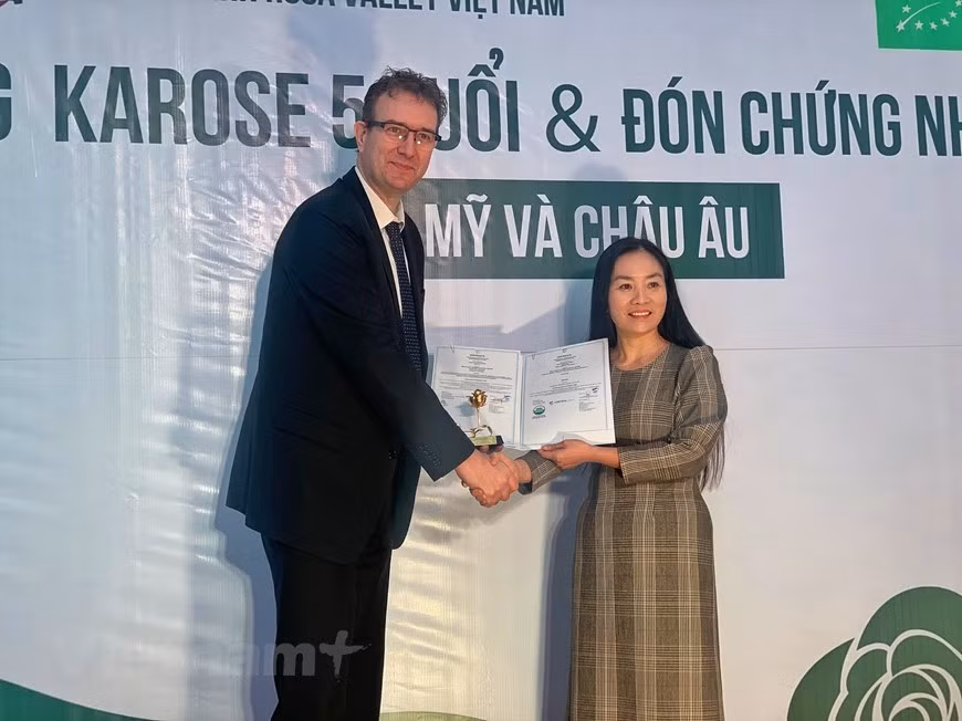 Le 9 janvier, le directeur exécutif de l’organisation de certification Control Union des Pays-Bas, Richard De Boer, a remis les certifications biologiques du Département de l'Agriculture des États-Unis (USDA) et de l'Union européenne à la SARL Rosa Valley Vietnam, à la roseraie Karose Garden dans la commune de Thuy Xuan Tien, district de Chuong My, à Hanoï. Photo: Vietnam+