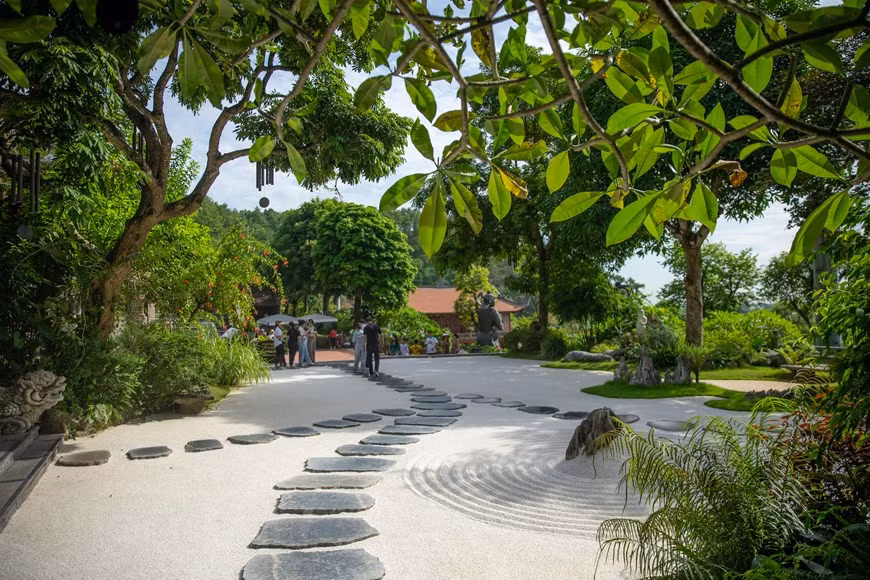 Face à la maison ancestrale, 12 cercles dessinés sur un fond de gravier représentent la vie humaine. Photo : Vietnam+ 