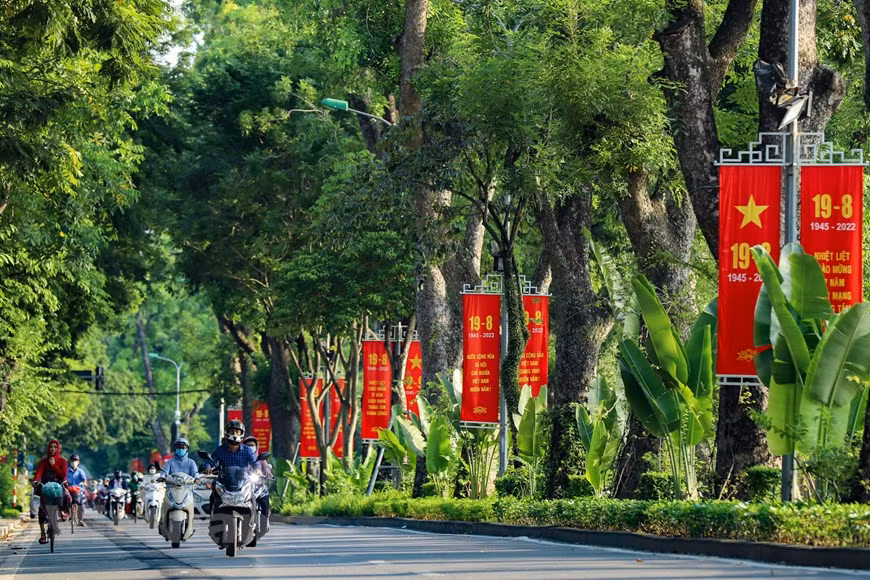 De nombreuses rues de Hanoï sont décorées de drapeaux et de fleurs multicolores. Photo: VNA