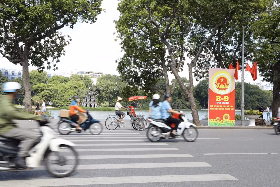 Un panneau de propagande dans la rue de Dinh Tiên Hoang, à Hanoi. Photo : VNA