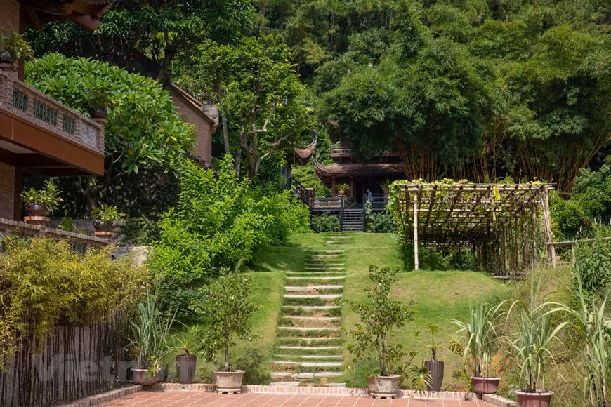 Les visiteurs peuvent regarder les lieux de culte solennels et tranquilles. Photo. Vietnam+ 
