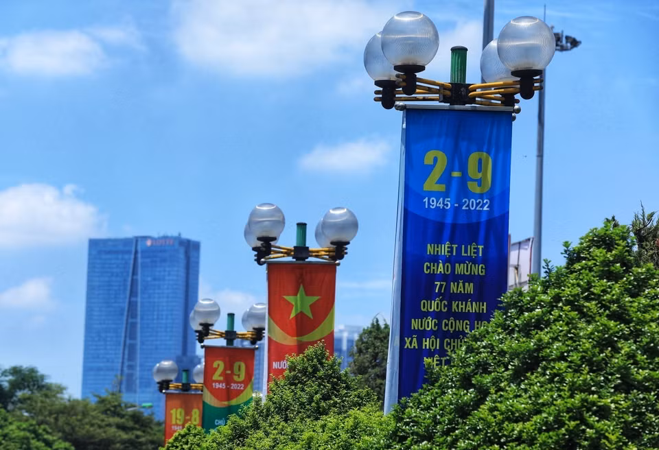 Les bannières et les affiches créent une atmosphère de joie et d’excitation pour la Fête nationale. Photo: VNA