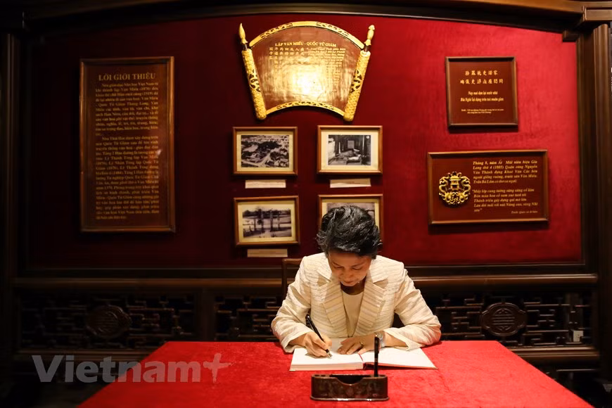  Le Japon et le Vietnam ont officiellement établi des relations diplomatiques le 21 septembre 1973. Le Japon est le quatrième partenaire commercial du Vietnam, le plus grand fournisseur d’aide publique au développement (APD), le deuxième investisseur et le troisième partenaire touristique. En 2002, les deux pays ont établi un partenariat de confiance et de stabilité durable. En 2009, ils ont porté leurs relations au niveau d'un partenariat stratégique et en 2014, et ont convenu d'un partenariat stratégique intégral pour la paix et la prospérité de l’Asie. La visite officielle au Vietnam du Premier ministre Suga Yoshihide et de son épouse intervient dans le contexte de développement heureux du partenariat stratégique intégral Vietnam-Japon dans de nombreux domaines. 