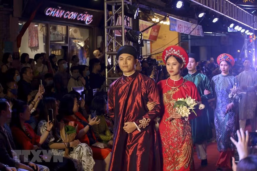 Dans le cadre de ces activités, un défilé d'ao dai a eu lieu à 19h30 le 22 novembre dans le Vieux quartier de Hanoï.