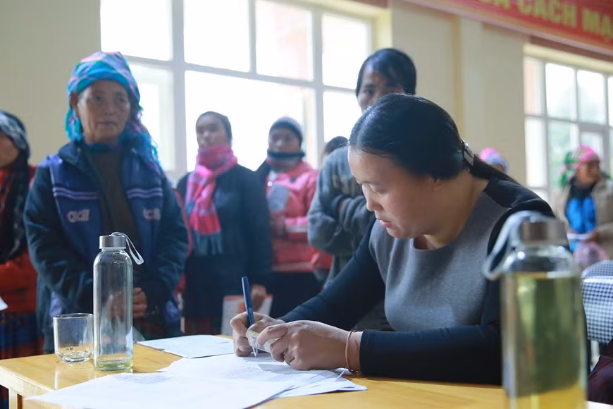 Les femmes sont au cœur des équilibres familiaux, culturels, sanitaires et sociaux. Elles jouent un rôle central en matière de santé, de développement et d’éducation. À ce titre, leur autonomisation est un indispensable facteur de paix et de progrès social, économique et environnemental. De nombreuses études menées par des organisations internationales ont montré que les femmes et filles d’ethnies minoritaires sont sujettes à de fortes inégalités et sont parmi les plus pauvres. Selon des données publiées par la Banque mondiale (BM) en 2018, le nombre de pauvres parmi les minorités ethniques représentait 72% des personnes en situation de précarité au Vietnam. Le taux de familles d’ethnies minoritaires pauvres ou proches du seuil de la pauvreté était de 35,5%.