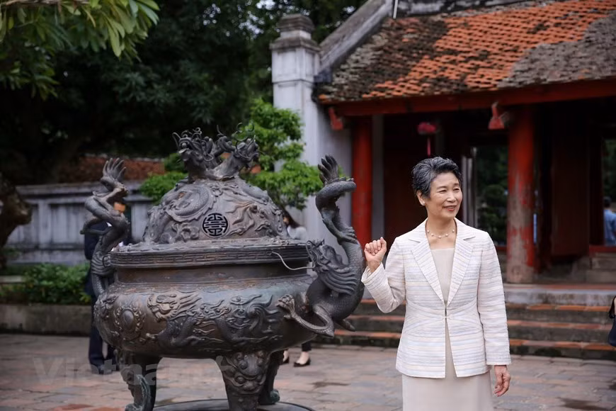 Le Premier ministre japonais Suga Yoshihide et son épouse ont effectué une visite officielle au Vietnam du 18 au 20 octobre à l'invitation de son homologue vietnamien Nguyen Xuan Phuc. Il s’agissait du premier voyage à l’étranger du Premier ministre Suga Yoshihide depuis qu’il a pris ses fonctions le mois dernier et de la deuxième fois consécutive qu’un Premier ministre japonais a choisi le Vietnam comme première destination à l’étranger après son entrée en fonction. Dans le cadre de sa visite au Vietnam, le chef du gouvernement japonais a eu une rencontre avec le Secrétaire général du Parti communiste et Président du Vietnam Nguyen Phu Trong, un entretien avec le Premier ministre Nguyen Xuan Phuc, une entrevue avec la présidente de l’Assemblée nationale Nguyên Thi Kim Ngân