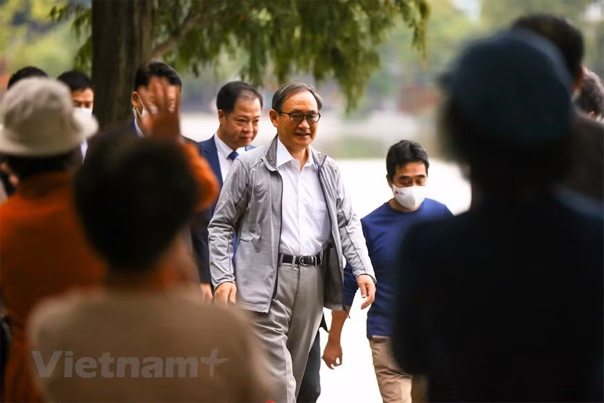 Les deux parties sont convenues de continuer à renforcer la confiance politique grâce au maintien de visites et de contacts de haut niveau, l’efficacité des mécanismes de dialogue ainsi que les relations entre le Parti communiste du Vietnam et le Parti libéral démocrate du Japon, entre les deux gouvernements et les deux organes législatifs. Elles ont décidé d'appliquer la réglementation sur les voyages prioritaires entre les deux pays, de reconnecter bientôt les lignes commerciales, de reprendre des activités de coopération, de promouvoir la signature précoce d'une Vision à moyen et long terme de la coopération agricole dans la période suivante, de s'engager à ouvrir prochainement des marchés pour le longane vietnamien et le mandarine japonaise, et d’augmenter le nombre et les domaines d'accueil des stagiaires vietnamiens au Japon. Photo : Vietnamplus 