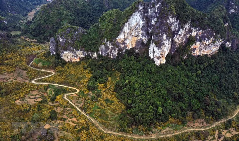 Une route menant au lac Ban Viet, district de Trung Khanh. Photo: VNA