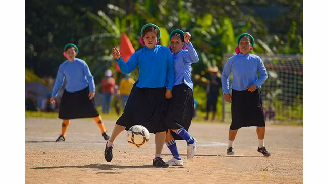 La compétition est acharnée, chaque équipe étant bien décidée à se saisir du ballon.