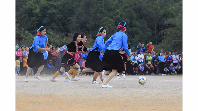 Il s’agit d’un tournoi de football féminin organisé chaque année dans la commune de Húc Dông, district de Binh Liêu, province de Quang Ninh (au Nord-Est du Vietnam).