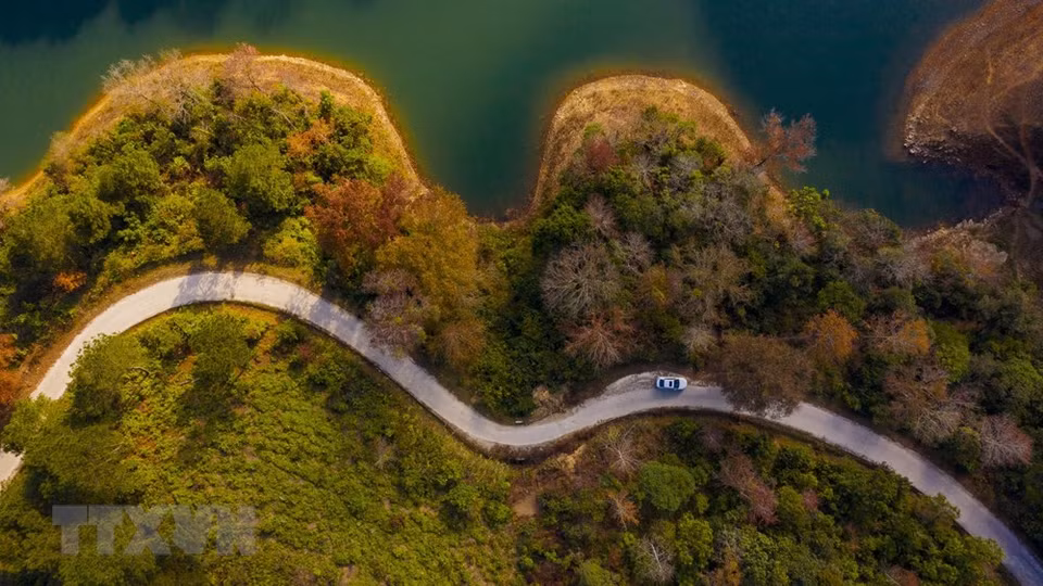 Malgré le relief montagneux, Cao Bang possède de nombreux lacs. En hiver, ces lacs d'un vert clair imprégnés de l'ombre d’arbres créent une beauté paisible et tranquille. Photo: VNA
