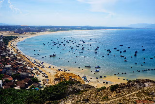 Juste à gauche d'Eo Gio, derrière le monastère de Ngoc Hoa se trouve la plage Bac, que la population locale appelle Bai Bac. C'est le rivage nord de Nhon Ly. L'arc marin géant s'étend d'Eo Gio jusqu'à Trung Luong.