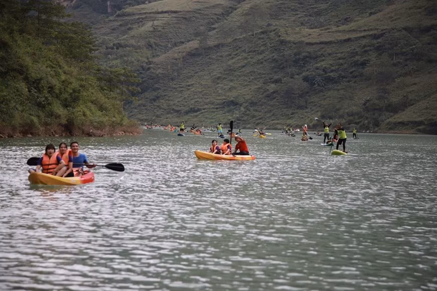 L'événement offre une chance aux athlètes de SUP de toutes les régions du pays de concourir, mais aussi aux amateurs de SUP vietnamiens de partager leur amour pour ce sport nautique.