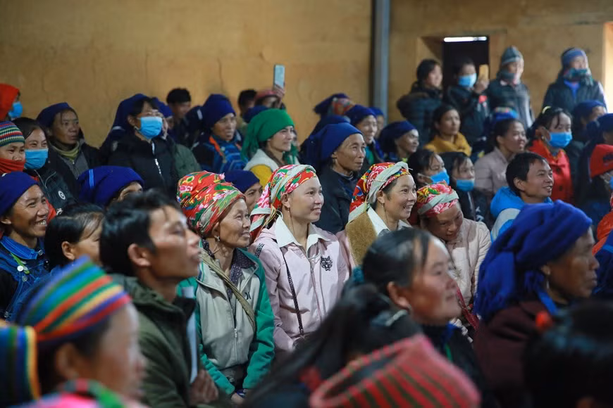 Le 15 mai 2020, le Comité permanent de l’Assemblée nationale a proposé de financer un nouveau programme de développement des zones montagneuses et peuplées de minorités ethniques, période 2021-2030. Ce programme couvre différents domaines : logements, terres cultivables, approvisionnement en eau potable, développement agricole et sylvicole, chaînes de production, ressources humaines, préservation des valeurs traditionnelles et mise en avant du potentiel touristique. Doté d’un budget de 272.000 milliards de dôngs (plus de 12 milliards de dollars), il vise surtout à réduire le taux de foyers pauvres au sein des ethnies minoritaires de 3% chaque année et à doubler leur revenu moyen par rapport à celui de 2020.