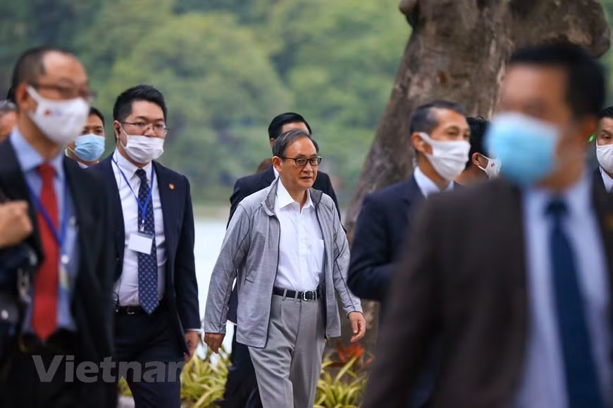 Le Premier ministre japonais Suga Yoshihide se promène autour du lac Hoan Kiem, dans le centre-ville de Hanoï, le 20 octobre au matin, avec ses envoyés. Les habitants locaux sont étonnés de voir le chef du Cabinet japonais faire du jogging dans le centre-ville de Hanoï. Le Premier ministre japonais Suga Yoshihide effectue une visite officielle au Vietnam du 18 au 20 octobre à l'invitation de son homologue vietnamien Nguyen Xuan Phuc. Il s’agit du premier voyage à l’étranger du Premier ministre Suga Yoshihide depuis qu’il a pris ses fonctions le mois dernier et de la deuxième fois consécutive qu’un Premier ministre japonais a choisi le Vietnam comme première destination à l’étranger après son entrée en fonction. Photo : Vietnamplus 