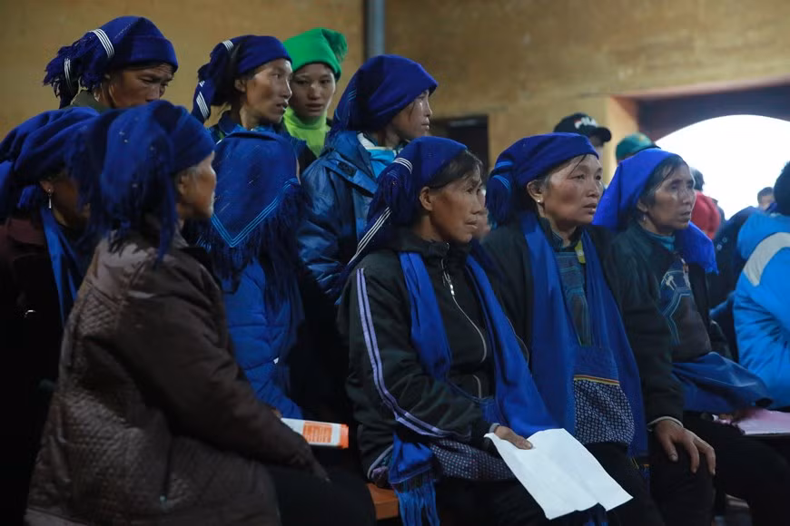 Généralement, ces projets permettent aux hommes et femmes pauvres des ethnies minoritaires de participer aux réunions communautaires pour discuter de leurs problèmes, définir des solutions et planifier le développement de leur communauté. Grâce aux formations, ils ont également acquis de nouvelles compétences leur permettant d’augmenter leurs sources de revenus. Ils ont non seulement amélioré leur situation, mais aussi acquis plus de confiance en leur capacité à se prendre en main. 2020 est la dernière année de mise en œuvre du Programme national de refus de la pauvreté. L’an prochain, ce programme devrait connaître des changements tant quantitatifs que qualitatifs dont la création d’emploi aux travailleurs vulnérables tels que les femmes d’ethnies minoritaires.