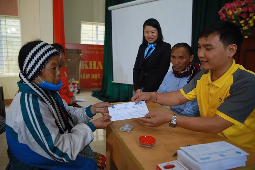 S’y ajoutent le programme de développement des communes frontalières Vietnam - Laos - Cambodge, celui de protection forestière dans les communes des minorités ethniques du Tây Nguyên (Hauts Plateaux du Centre), sans oublier les politiques de soutien financier aux minorités ethniques pauvres pour qu’elles puissent avoir accès à des prêts à taux préférentiels ... L’Union des femmes du Vietnam, pour sa part, a mis en œuvre de nombreux programmes de soutien, notamment celui dénommé “Accompagner les femmes des régions frontalières”, lancé en 2018. Ces actions visent à améliorer les moyens de subsistance des ménages pauvres, en particulier de ceux dont les femmes sont les piliers. Si ces programmes ont eu un effet très positif, contribuant à la réduction de la pauvreté, la méthode de mise en œuvre doit encore être améliorée afin de créer des moyens de subsistance durables.