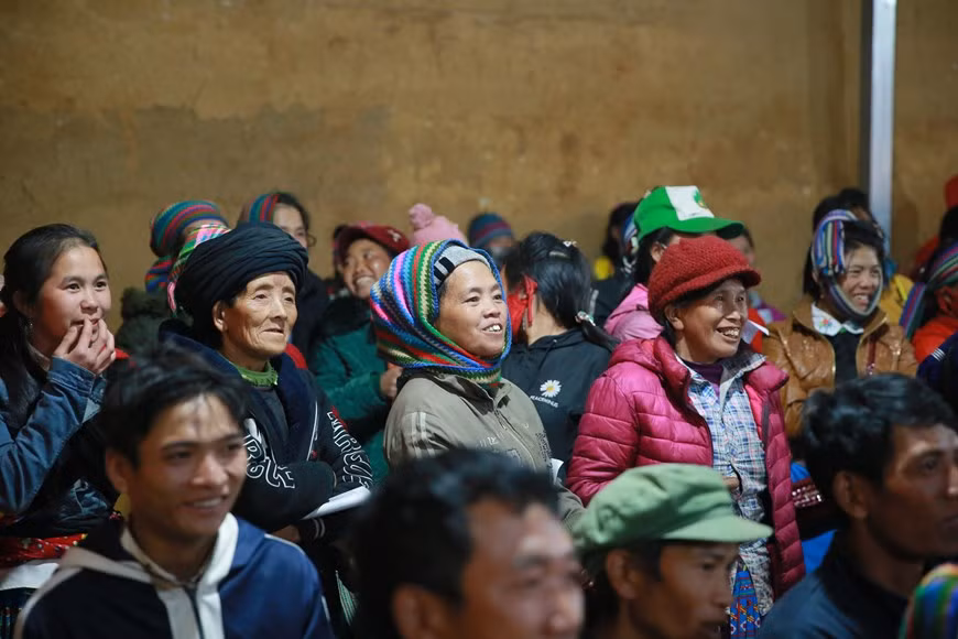 Depuis longtemps, la vie des femmes de plusieurs minorités ethniques est limitée aux tâches domestiques. Désormais, nombreuses sont celles qui s’extraient de cette destinée tracée d’avance. Si les femmes d’ethnies minoritaires sont souvent les plus touchées par la pauvreté, elles sont aussi les premières à trouver des systèmes de survie et à être des actrices du changement. Partout au Vietnam, la pauvreté chronique sévit dans de nombreuses familles de minorités ethniques. Même si le niveau global de pauvreté du pays a chuté à 4% en 2019, la réduction de la pauvreté progresse beaucoup plus lentement chez les groupes ethniques minoritaires. Elle se situe en deçà de la moyenne nationale dans des domaines comme l’éducation, la santé, l’habitat, l’assainissement et l’eau.