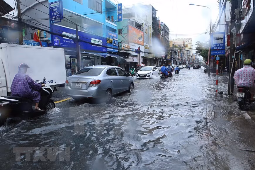 Des pluies torrentielles ont frappé la région Centre depuis le 6 octobre. Une section de la Nationale 1A (à travers la province de Quang Nam) est submergée.