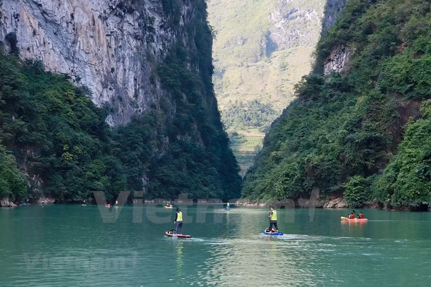 La compétition se déroule dans le canyon de Tu San, le plus profond au Vietnam et en Asie du Sud-Est, où les touristes peuvent admirer la beauté spectaculaire de montagnes, la rivière Nho Que au vert profond qui serpente au pied du long col, d'immenses champs de maïs vert ou des maisons sur pilotis moussues cachées dans les nuages et les montagnes.