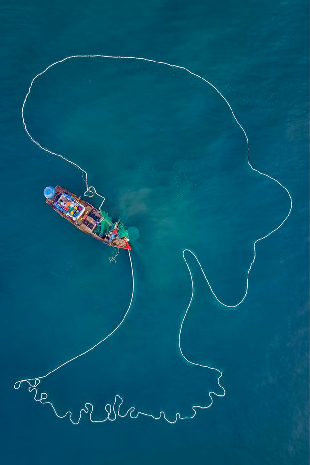 Le concours de la photographie aérienne 2020 a attiré des milliers de photos de 65 pays et territoires du monde. Les photographes ont utilisé diverses méthodes pour capturer des photos aériennes, telles que des drones,des hélicoptères, descerfs-volants, des montgolfières ou même des avions. « The Lady of Sea » (La Dame de la Mer),du photographe vietnamien Duy Sinh, se classe première dans le top 5 des plus belles photos dans la catégorie People/Daily Life. Cette image a été capturée alors qu’un bateau de pêche lâche son filet et qu’il forme accidentellement le profil d’une femme.