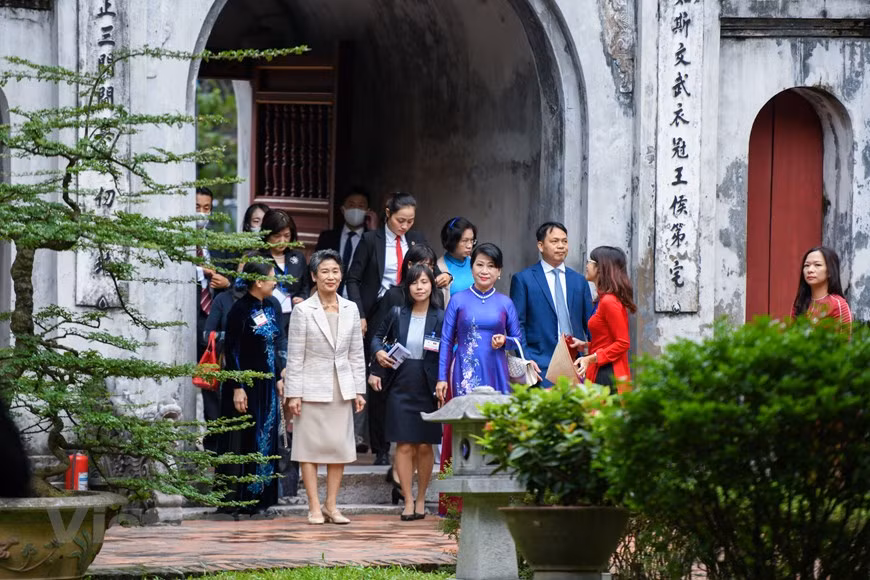 Dans le cadre de sa visite officielle au Vietnam du 18 au 20 octobre, l’épouse du Premier ministre japonais, Suga Mariko, et l’épouse du Premier ministre vietnamien, Trân Nguyêt Thu, ont visité lundi des sites historiques et culturels de la capitale vietnamienne, dont Van Miêu ou le Temple de la Littérature construit en août 1070 et dédié au culte de Confucius, et flanqué de Quôc Tu Giam, la première université du Vietnam. Depuis une dizaine d’années, le prestige du Temple de la Littérature à Hanoï en tant que haut lieu de mémoire culturelle a rebondi. Dans tous les programmes de visite officielle des délégations étrangères, on ne manque jamais d’inscrire un petit tour éclair à cet endroit.