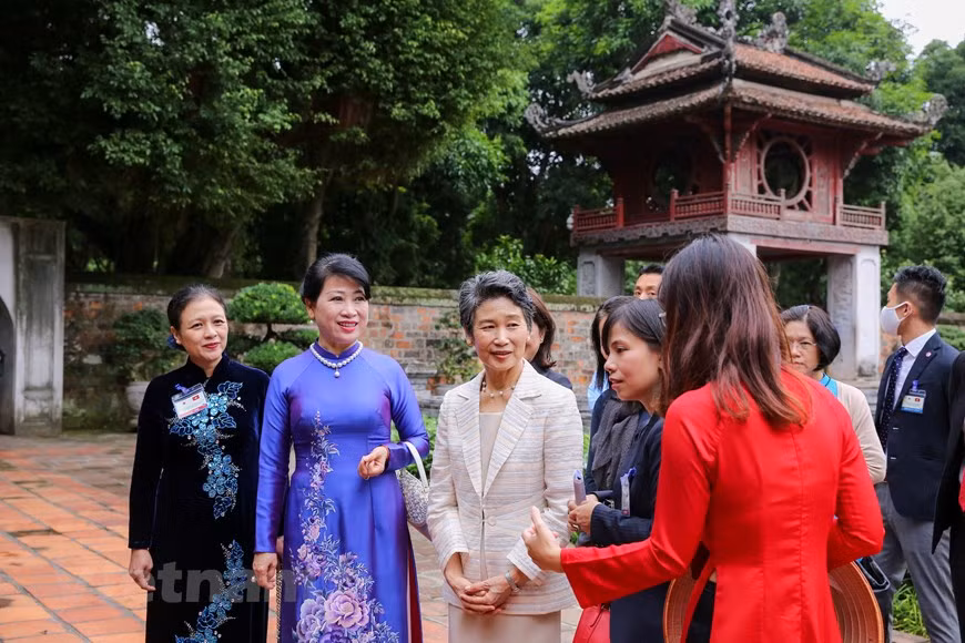 L’épouse du Premier ministre japonais, Suga Mariko, a écouté les présentations sur ce site touristique de renom de Hanoï, avec les concours d’autrefois. Le concours des Fils de la Nation comportait au XIVe siècle quatre épreuves: la transcription d'un texte appris par cœur, l'explication poétique d'un texte classique, la rédaction d'une ordonnance, d'un placet ou d'une proclamation impériale et enfin une dissertation libre. Le lauréat Mạc Đĩnh Chi (1272-1346) fut autorisé à entrer à la Cité impériale par la porte du Dragon et - honneur insigne - à cueillir une fleur dans le jardin. Le concours général est modifié au XVIIIe siècle. 